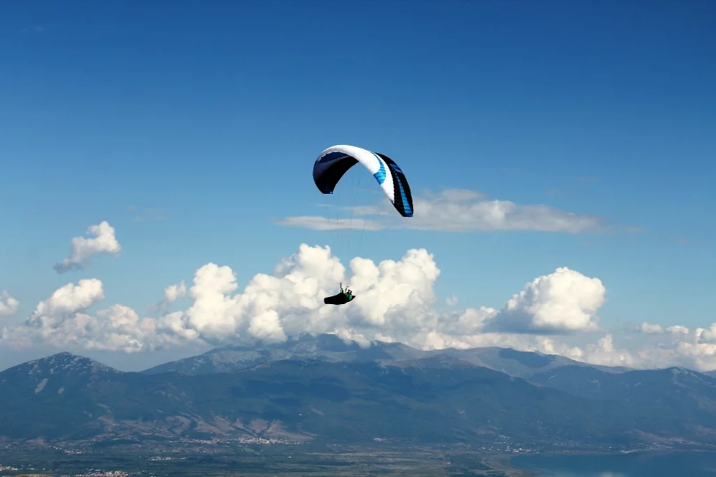Airzone Gleitschirmreise Mazedonien Chili vor Wolkenkulisse
