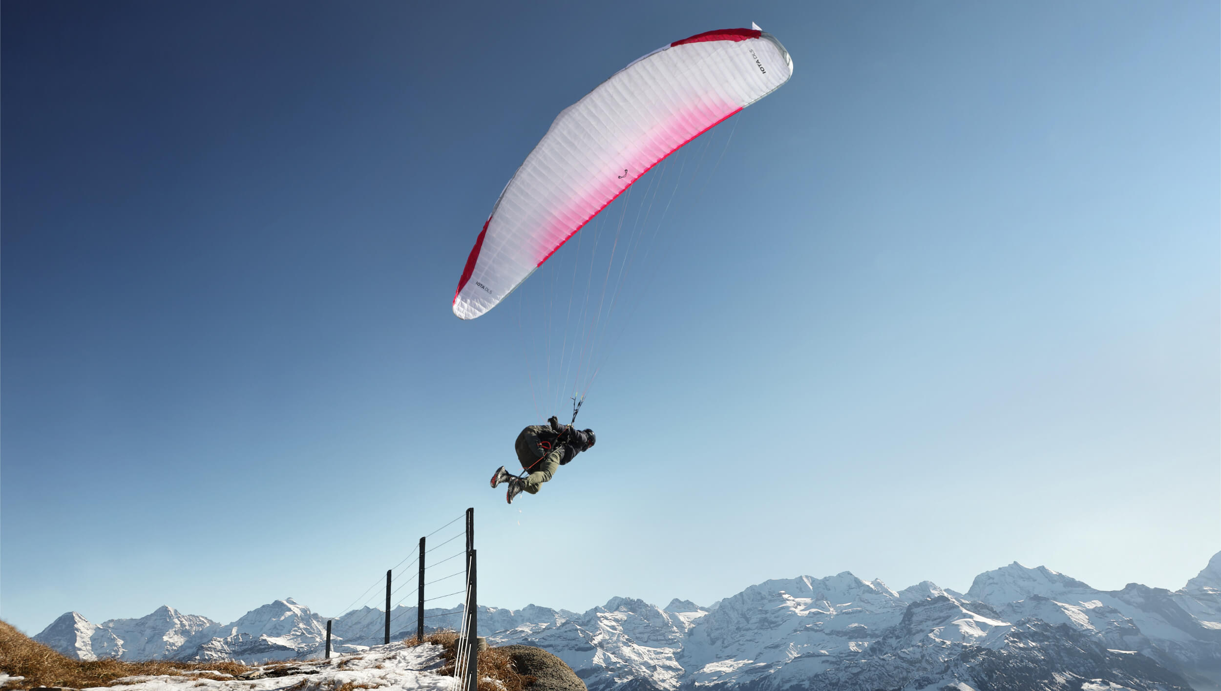 Iota Advance Iota DLS von schrög unten bei Touch and go grey vor Schneelandschaft