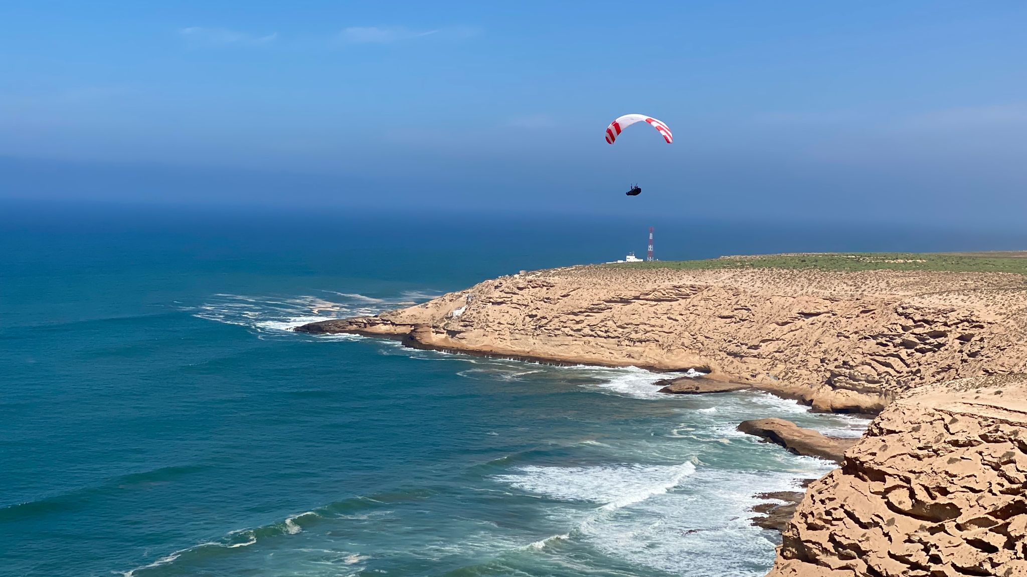 Gleitschirm Aglou Nord vor Küste und Meer